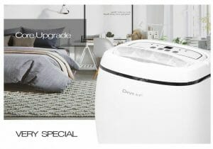 Quarto moderno com cama, mesa, plantas, máquina de lavar. Texto sobreposto: "Core Upgrade" e "VERY SPECIAL".