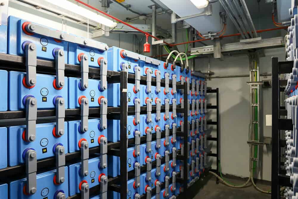 Sistema de almacenamiento de energía por batería en central eléctrica.