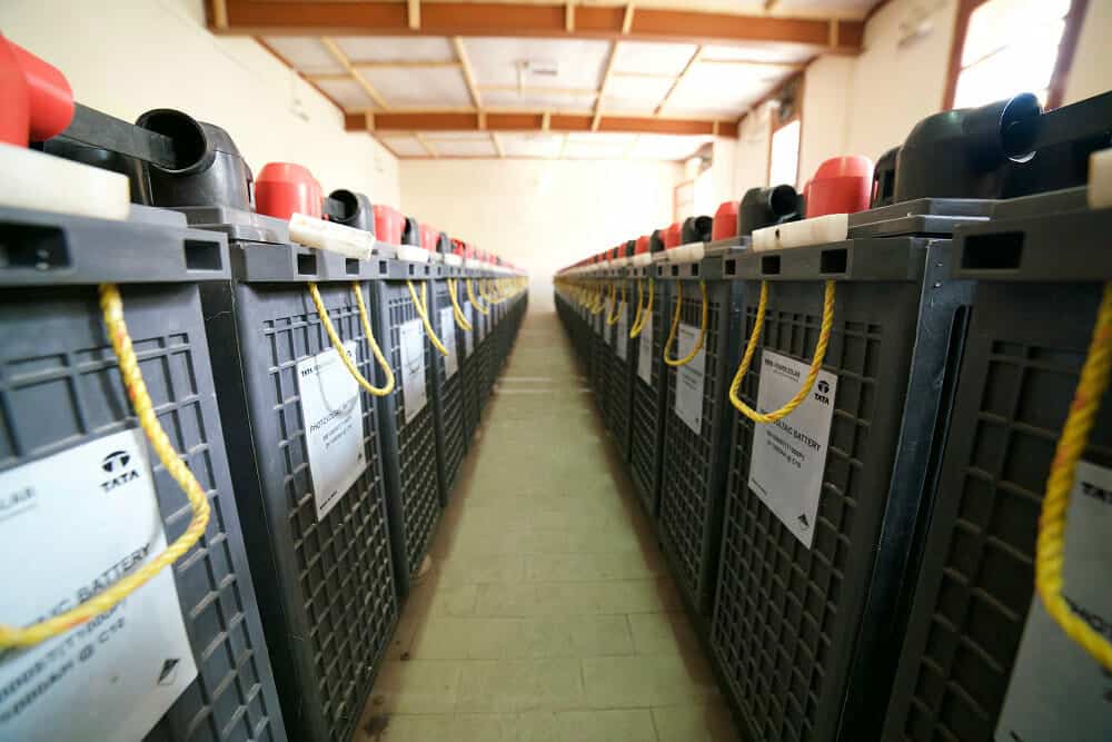 Una fila de baterías cargadas con energía solar en la planta solar de Tangste