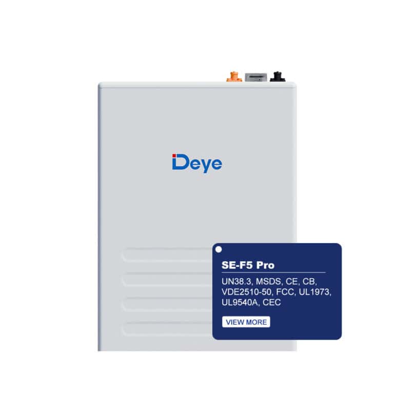 Hvidt rektangulært Deye SE-F5 solcellebatteri til off-grid brug med to topporte, certificeringsmærke og "Deye" logo.