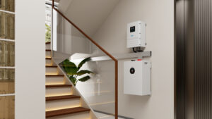 Moderne hybride en off-grid omvormers, binnenshuis geïnstalleerd, tonen oplossingen voor energieopslag ten behoeve van duurzaam energiebeheer.